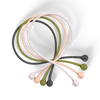 Vier Perlen-Schlaufen in Rosa, Grün und Schwarz mit kugelförmigen Enden, die in einem symmetrischen Muster angeordnet sind – wir stellen den Allzweckbinder der Kochblume GmbH vor.