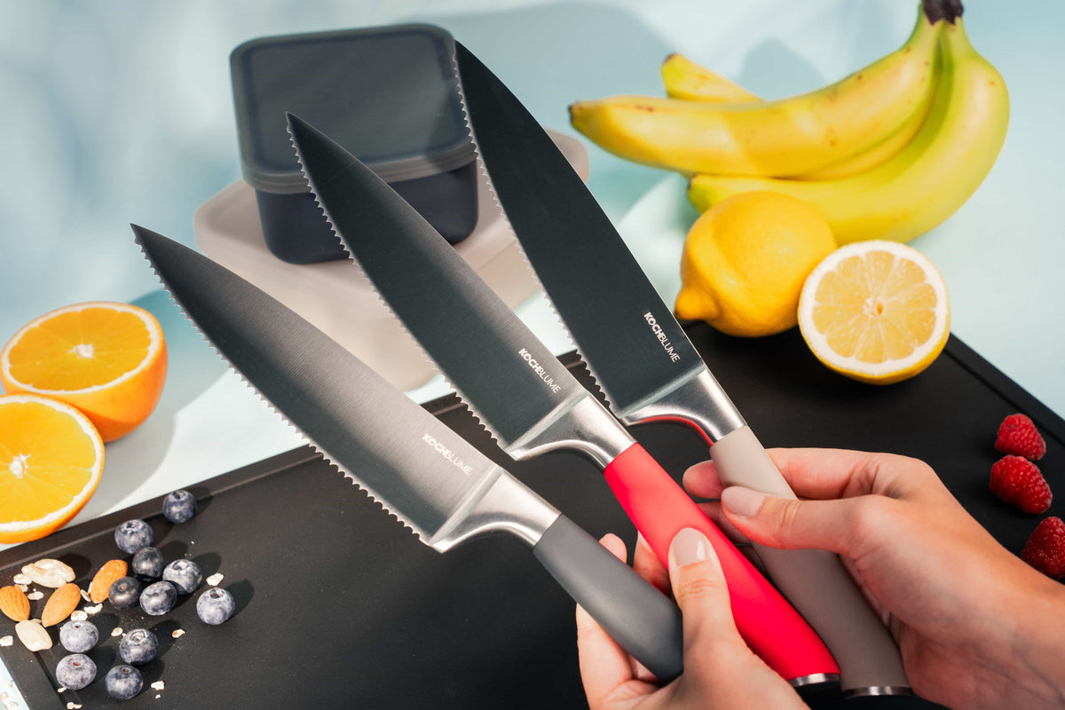 Trois couteaux de cuisine Chefmesser de la société Kochblume GmbH sont présentés sur une planche à découper, accompagnés d'un assortiment coloré de fruits et de fruits à coque, notamment des bananes, des citrons et des baies. Cependant, la description du produit fournie ne contient que du code CSS, et non des informations réelles sur le produit. Veuillez fournir un texte descriptif détaillé du produit afin de permettre une extraction précise des mots-clés pour le référencement naturel (SEO).