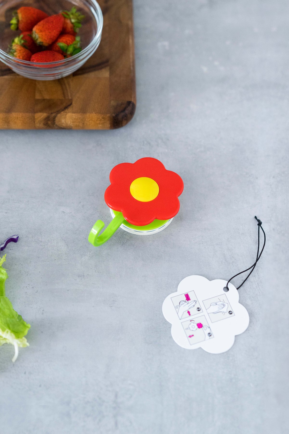 Ein Set roter, blumenförmiger Behälter aus dem „Blumenhaken“-Set der Kochblume GmbH verleiht Ihrer Kücheneinrichtung einen charmanten Akzent und eignet sich perfekt, um Erdbeeren und Salat auf Ihrer Arbeitsplatte ordentlich zu verstauen.