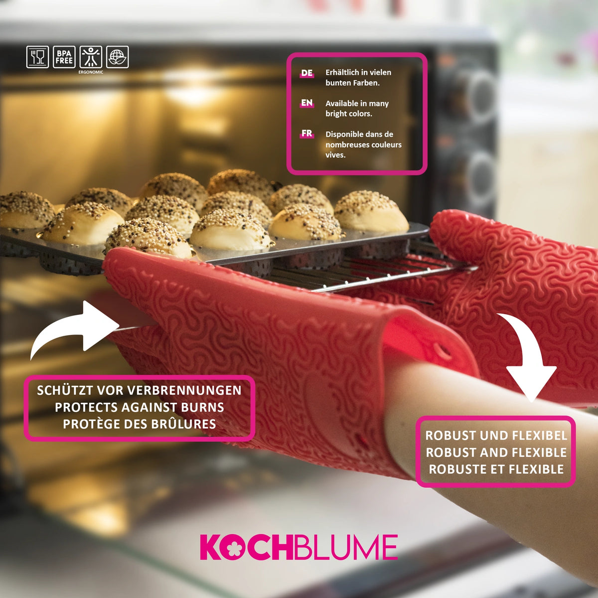 Hände, die mit Ofenhandschuhen der Firma Kochblume GmbH bekleidet sind, schieben ein Backblech mit Plätzchen in den Ofen.