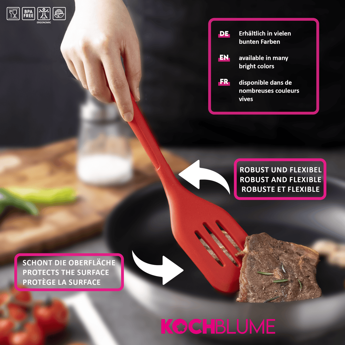 Eine Hand, die den roten Schlitzspatel „Flexwender“ der Kochblume GmbH verwendet, um gegartes Fleisch aus einer Pfanne zu heben, wobei die wichtigsten Produktmerkmale hervorgehoben sind.