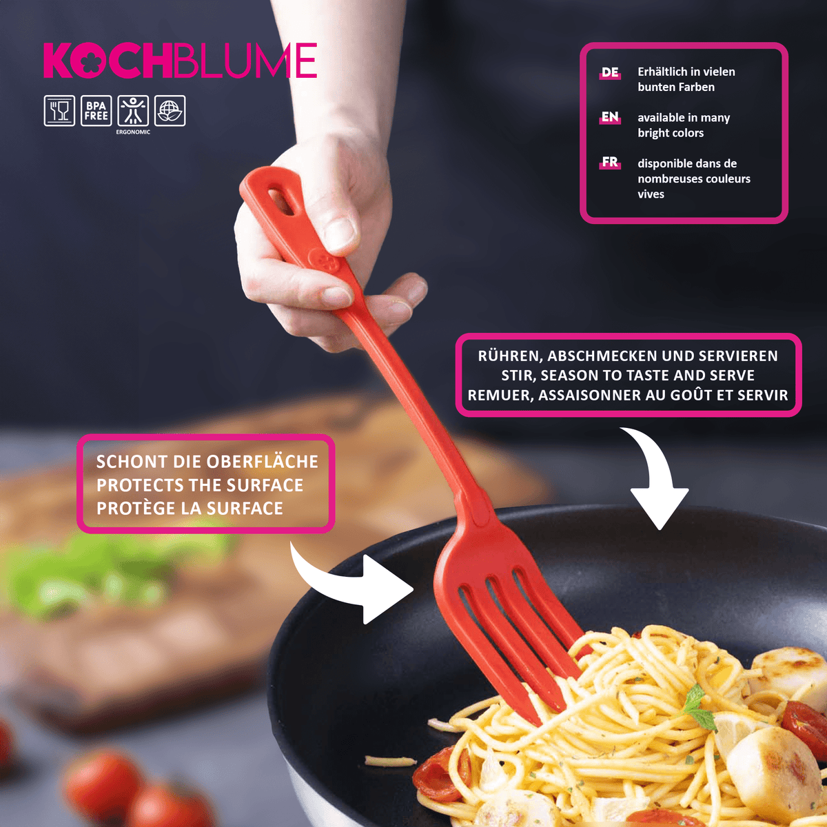 Eine Hand rührt mit der Küchengabel der Kochblume GmbH Nudeln mit Gemüse in einer Pfanne um; der Text hebt die Eigenschaften dieser Küchengabel hervor.