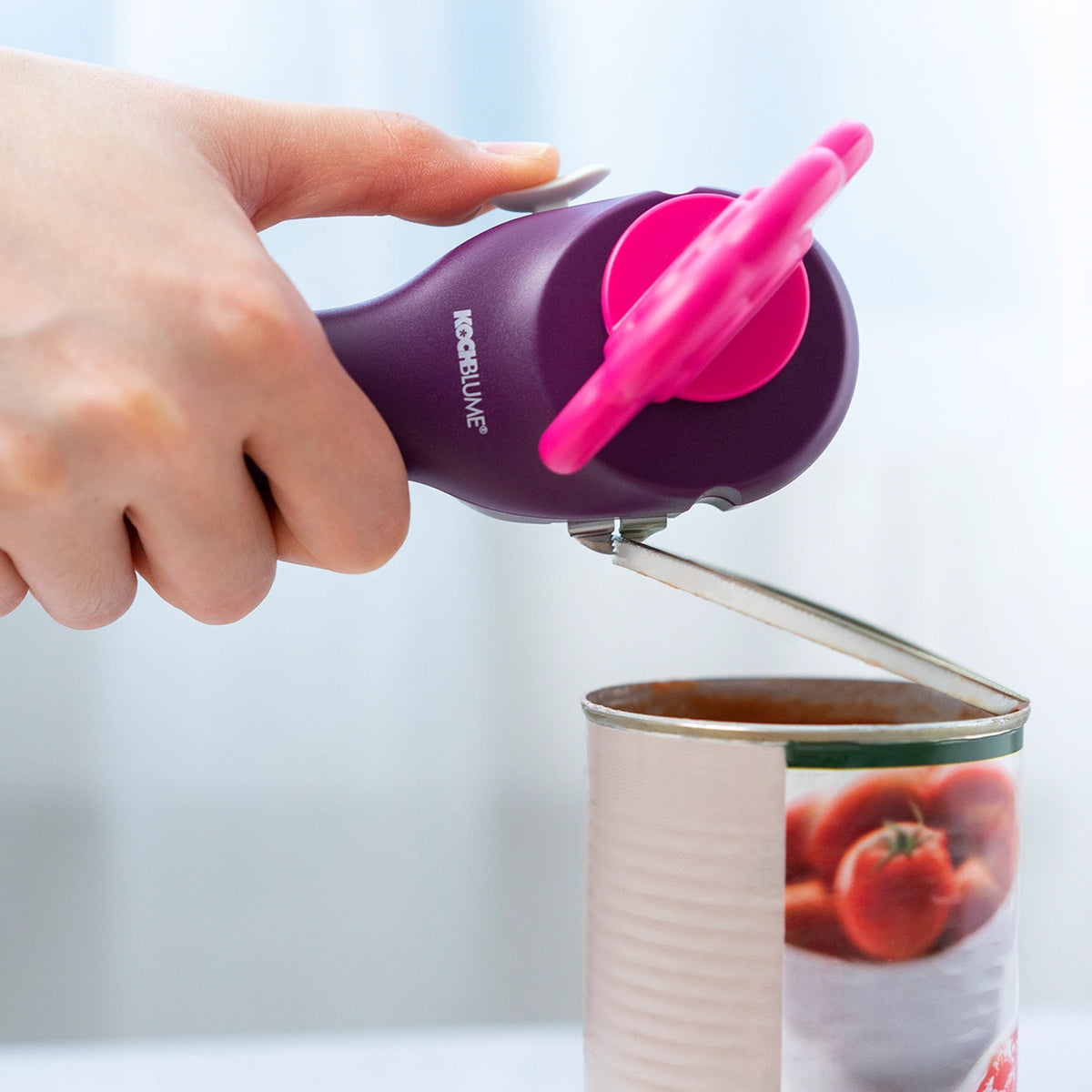 Mit dem Dosenöffner der Kochblume GmbH lässt sich eine Dose Tomaten mühelos öffnen, was für Komfort und Leichtigkeit bei Ihren Küchenarbeiten sorgt.
