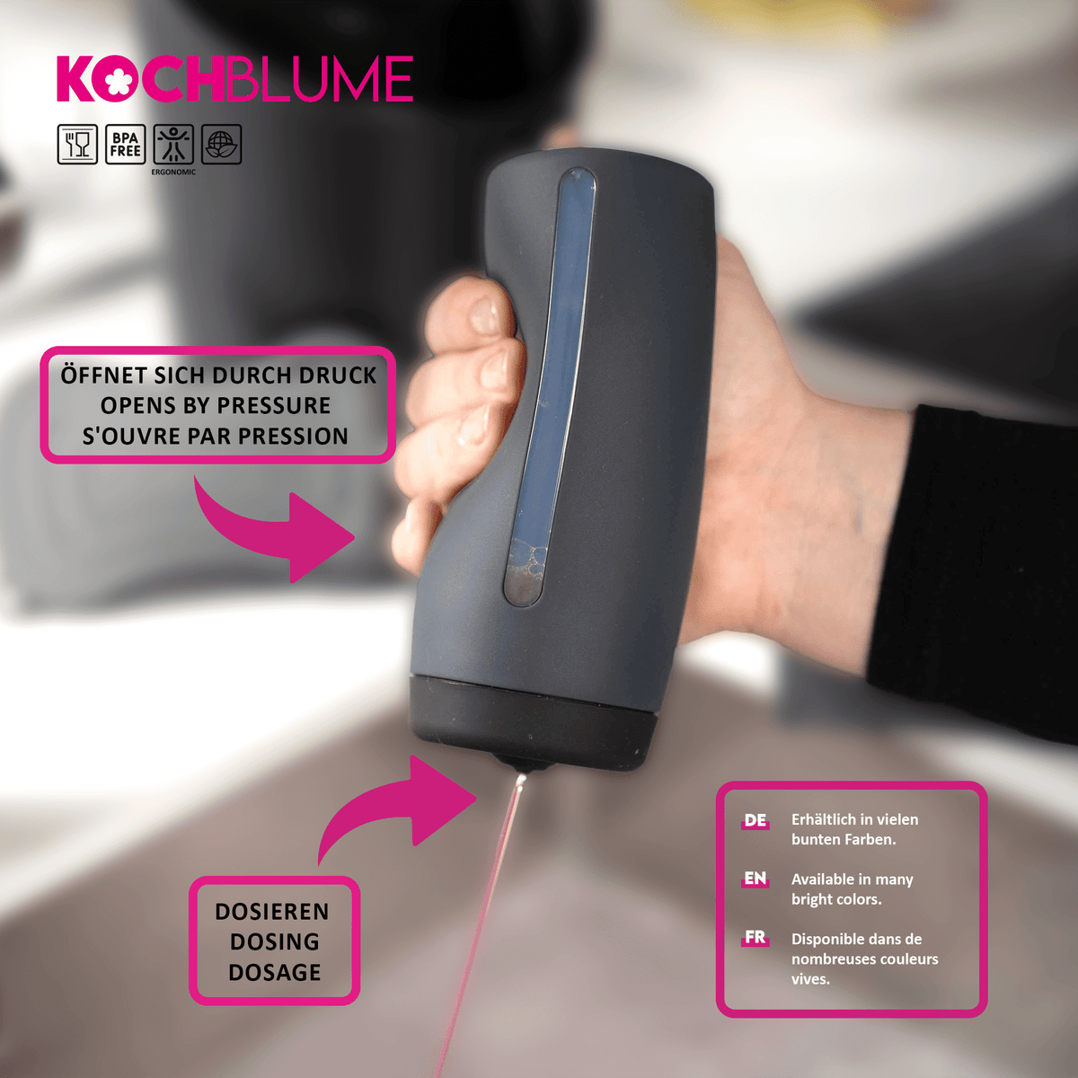 Eine Hand drückt den Dosierspender der Kochblume GmbH – einen eleganten schwarzen Spender – zusammen, während Flüssigkeit austritt; deutliche Pfeile veranschaulichen sowohl den Öffnungsmechanismus als auch die präzise Dosierfunktion.