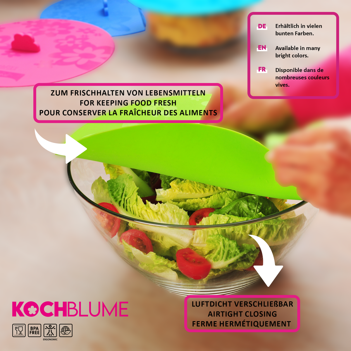 Eine Hand legt den grünen Frischfixx-Silikondeckel der Firma Kochblume GmbH auf eine Glasschüssel mit Salat und bewahrt so die Frische.