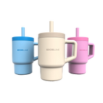 Drei Tassen mit Henkel und Strohhalmen in Blau, Beige und Rosa, jeweils mit der Aufschrift „Kochblume“, auf weißem Hintergrund.