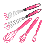 Fünf rosa Küchenquirls in verschiedenen Größen und mit unterschiedlichen Griffdesigns, angeordnet auf einem weißen Hintergrund.