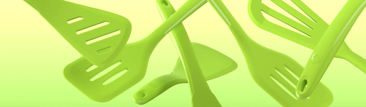 Mehrere grüne Pfannenwender, die sich auf einem gelbgrünen Hintergrund mit Farbverlauf überlappen.