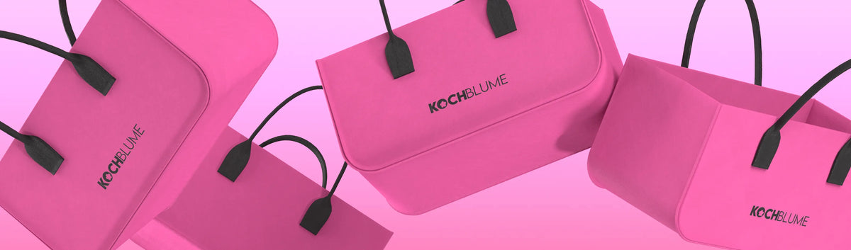 Fünf rosa KocheLume-Taschen mit schwarzen Henkeln sind auf einem rosa Hintergrund mit Farbverlauf verteilt.