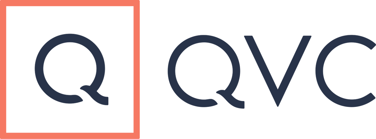 Das QVC-Logo mit einem stilisierten „Q“ in einem korallenfarbenen Quadrat und daneben der Schriftzug „QVC“ in fetten, marineblauen Buchstaben.