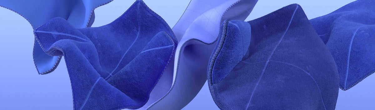 Blaue, wellenförmige, stoffähnliche abstrakte Formen mit detaillierten Texturen auf hellviolettem Hintergrund.