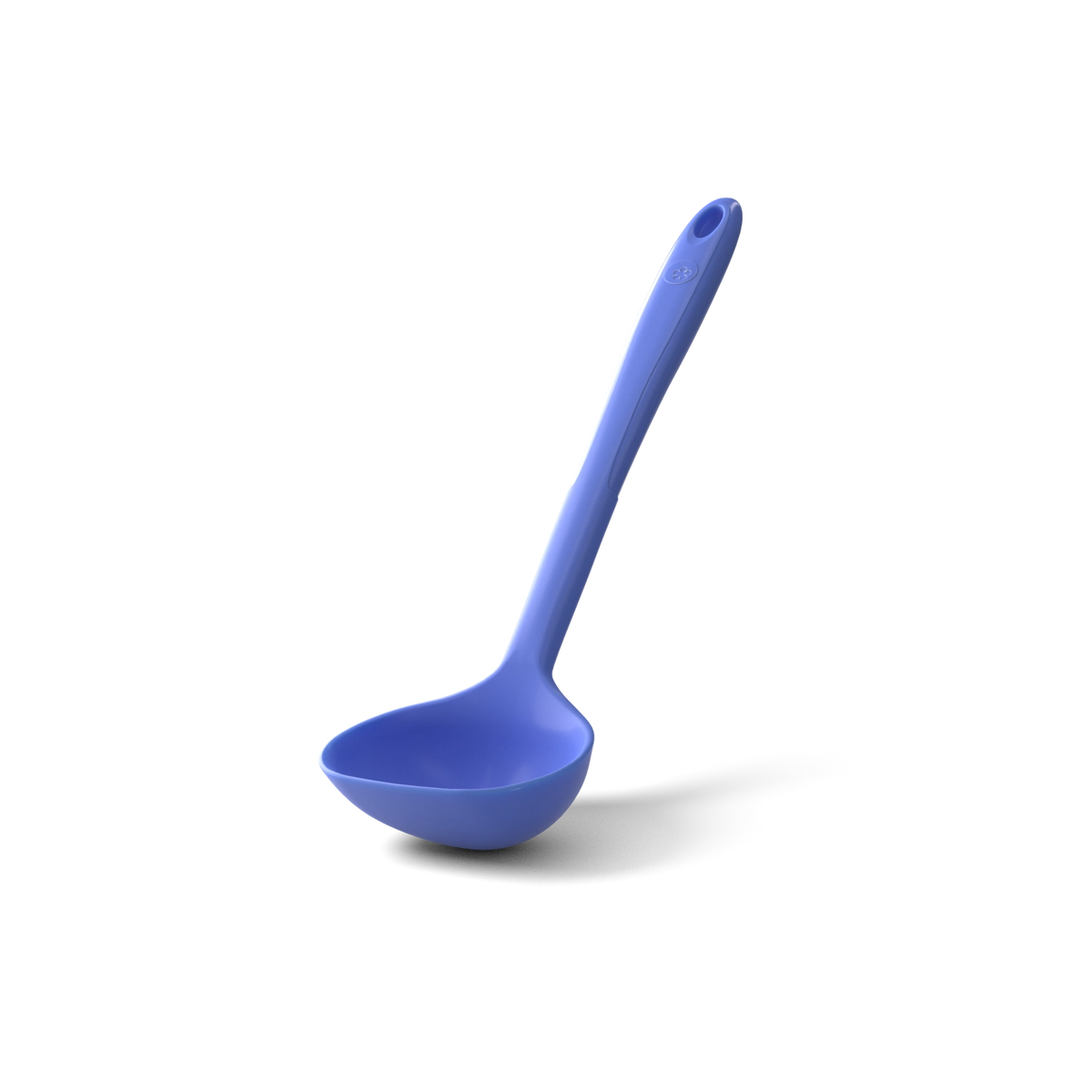 Eine Schöpfkelle der Firma Kochblume GmbH mit langem Stiel und einer runden, tiefblauen Kunststoffschaufel, die sich ideal zum Servieren von Suppen oder Eintöpfen eignet, wird vor einem schlichten weißen Hintergrund präsentiert.
