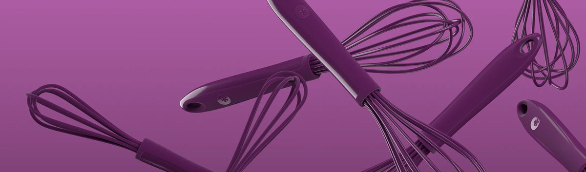 Auf einem einfarbig violetten Hintergrund sind mehrere violette Schneebesen diagonal angeordnet.