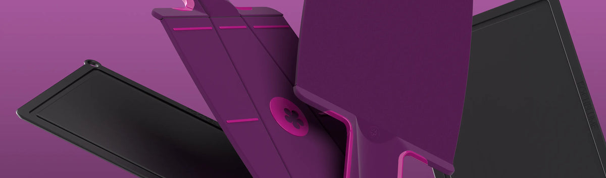 Vier violette und schwarze Tablet-Hüllen aus Kunststoff sind übereinander gestapelt und schräg vor einem einfarbig violetten Hintergrund angeordnet.