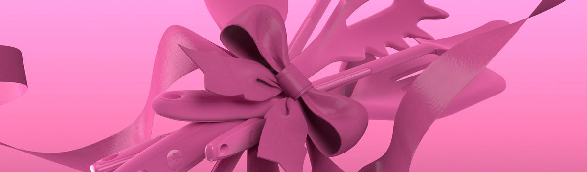 Eine rosa Schleife, die um verschiedene rosa Küchenutensilien gebunden ist, vor einem rosa Farbverlaufshintergrund.