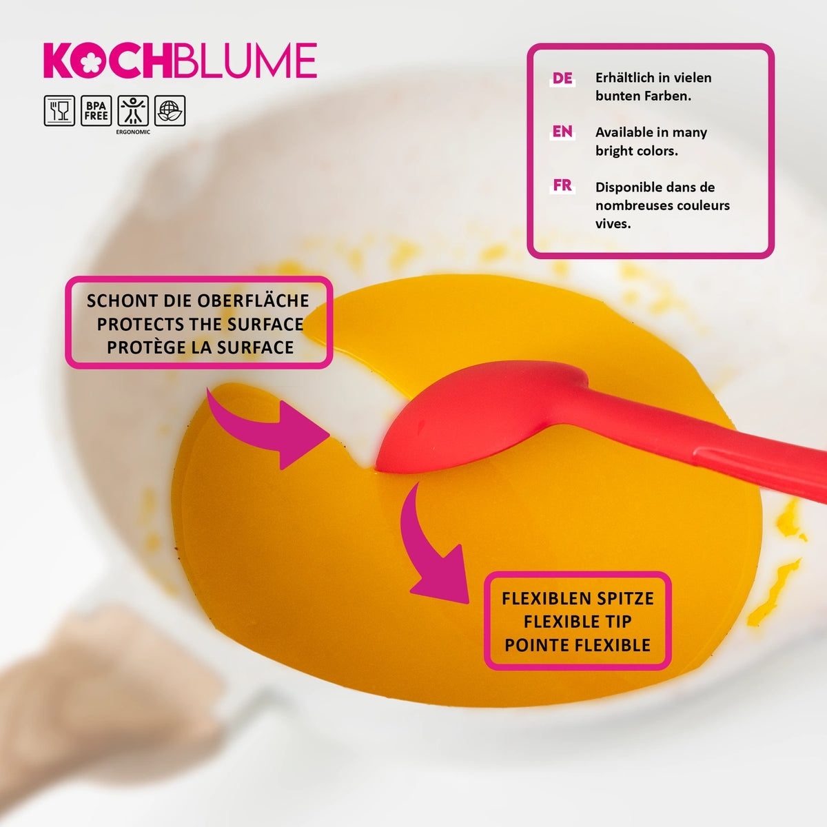 Ein roter Soßenlöffel der Firma Kochblume GmbH mit flexibler Spitze rührt orangefarbenen Teig in einer weißen Schüssel um; zur einfachen Identifizierung ist er deutlich mit Beschriftungen in Deutsch, Englisch und Französisch versehen.