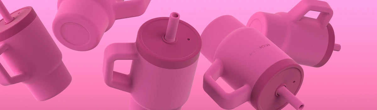 Mehrere rosa Trinkbecher mit Henkeln und Deckeln schweben vor einem rosa Hintergrund mit Farbverlauf.