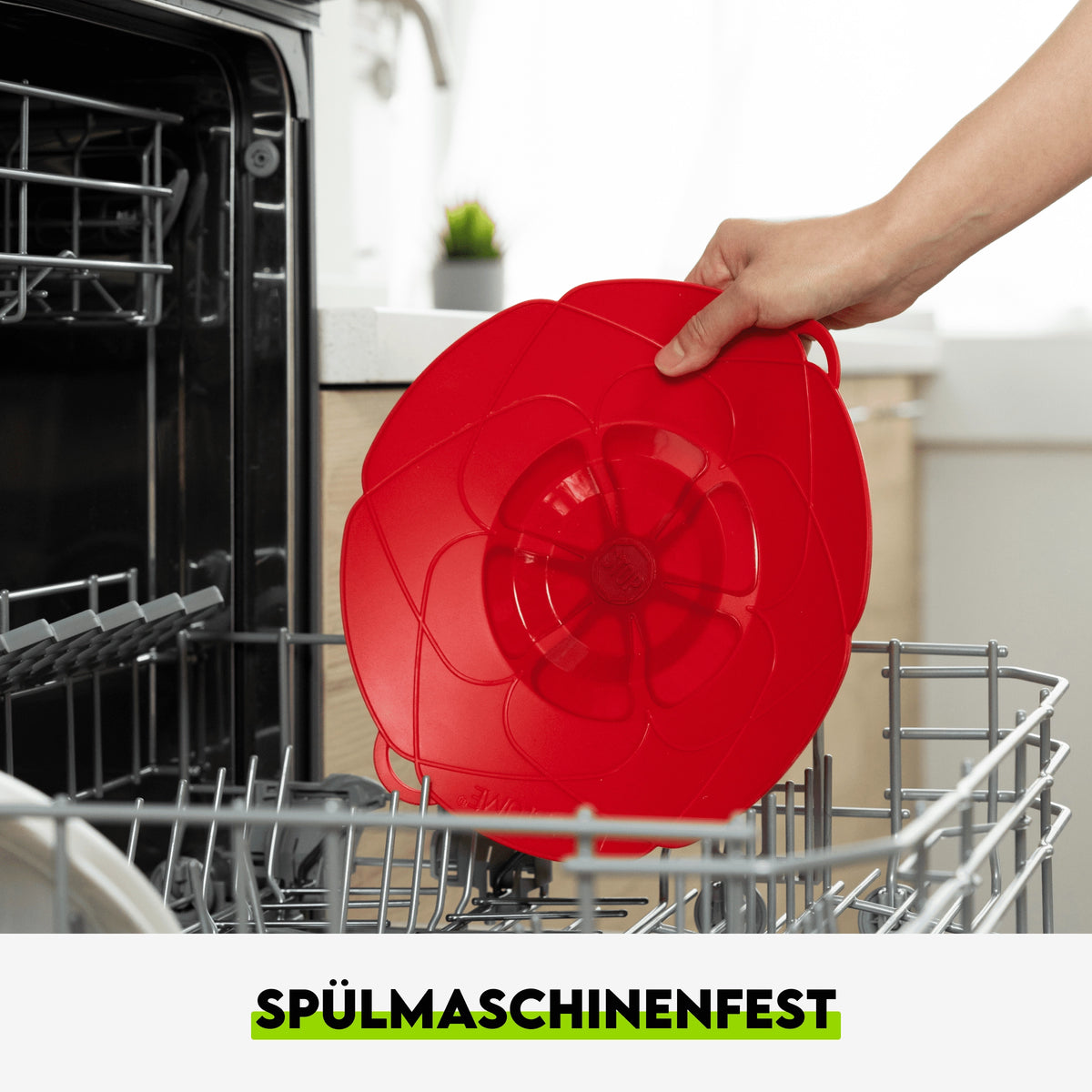 Eine Hand legt einen roten Silikondeckel in die Spülmaschine. Der Text darunter lautet: SPÜLMASCHINENFEST..