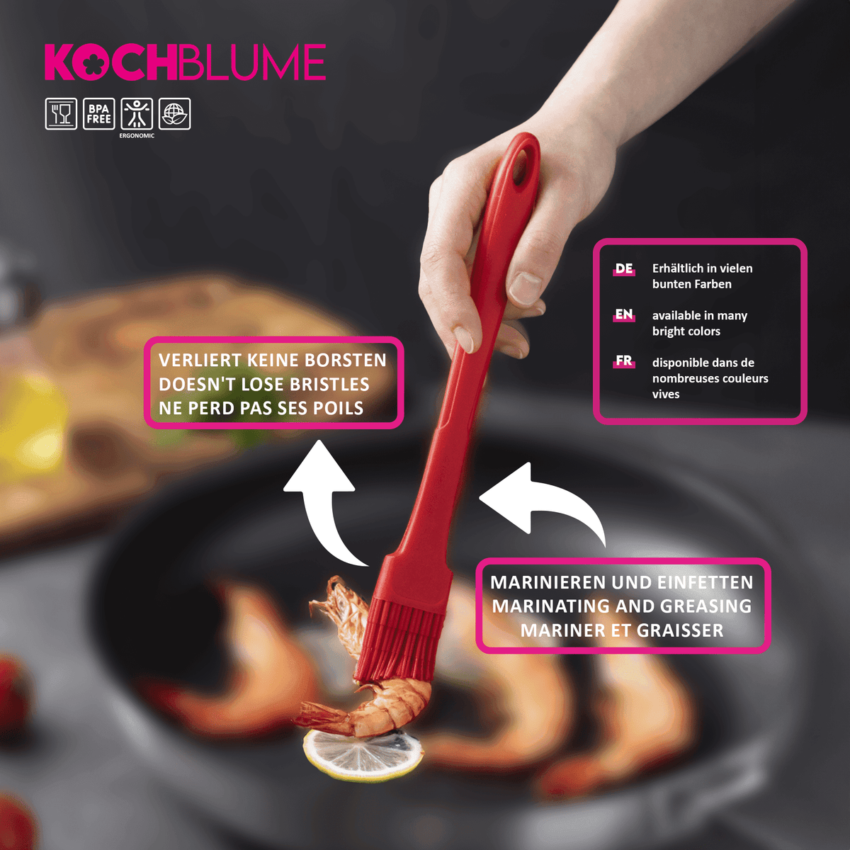 Eine Hand verwendet den Designpinsel der Kochblume GmbH, einen hochwertigen Silikonpinsel, um Garnelen in einer Pfanne zu marinieren – dabei wird deutlich, wie mühelos präzise und gleichmäßig sich die Marinade mit diesem hochwertigen Werkzeug verteilen lässt.