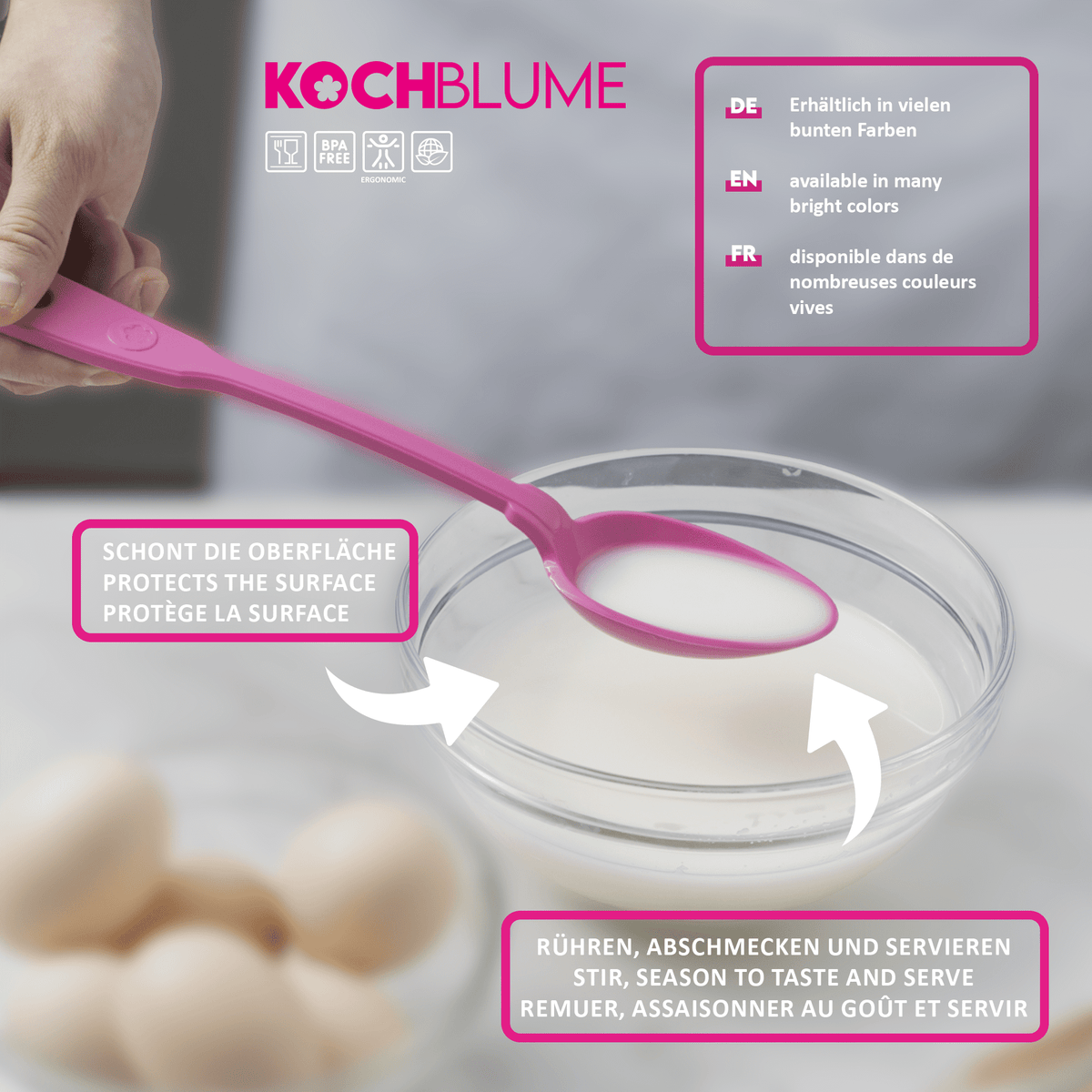 Ein rosa Küchenlöffel der Firma Kochblume GmbH hält weiße Flüssigkeit über einer Glasschüssel, im Hintergrund sind Eier zu sehen und Produktinformationen werden als Textüberlagerung eingeblendet.