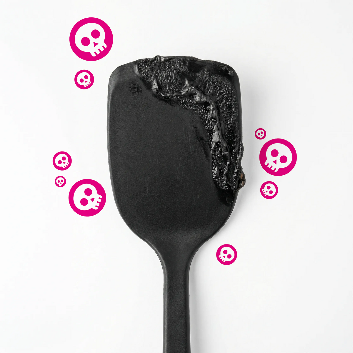 Ein schwarzer Pfannenwender mit geschmolzenen Rändern, umgeben von rosa Totenkopf-Symbolen, auf weißem Hintergrund.