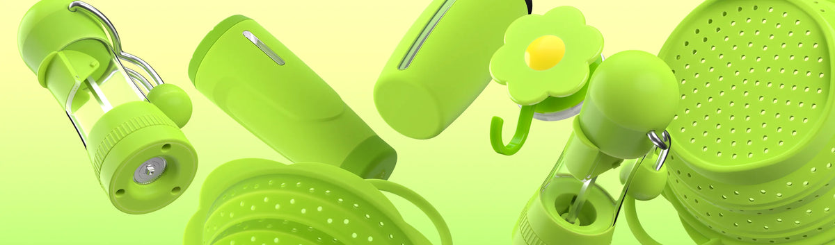 Verschiedene grüne Küchenutensilien, darunter ein Sieb, eine Flasche und ein blumenförmiger Haken, vor einem gelbgrünen Hintergrund.