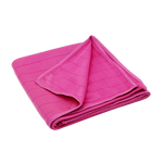Ein gefaltetes, leuchtend rosa Tuch mit versäuberten Kanten auf weißem Hintergrund.