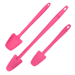 Drei rosa Silikonspateln mit Löchern in den Griffen, die diagonal auf einem weißen Hintergrund angeordnet sind.