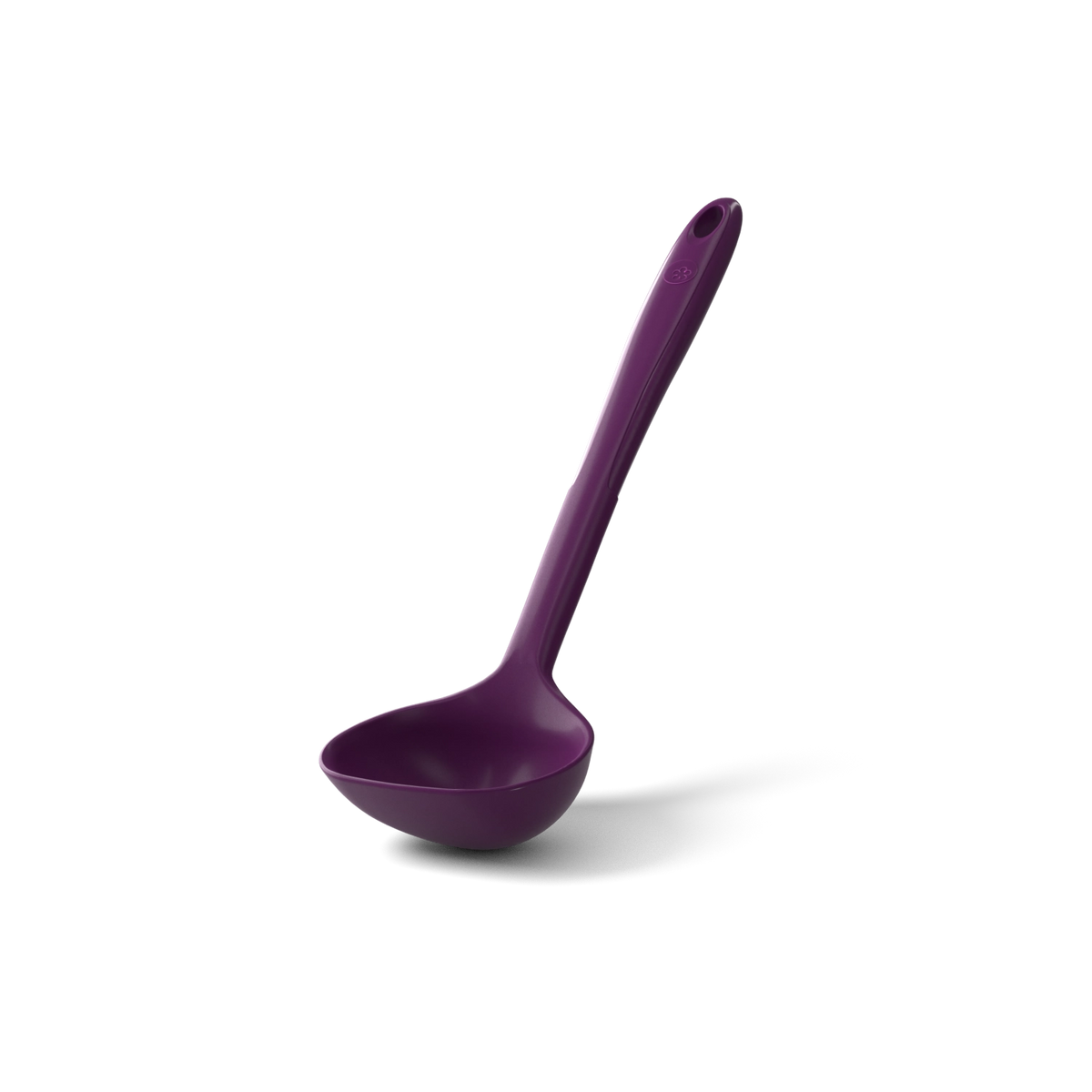 Eine leuchtend violette Schöpfkelle der Kochblume GmbH mit langem Stiel und tiefem Schöpflöffel ist kunstvoll vor einem weißen Hintergrund in Szene gesetzt. Dieses stilvolle Küchenutensil der Kochblume GmbH ist die perfekte Ergänzung für Ihre Kochausstattung und verbindet Funktionalität nahtlos mit modernem Design.