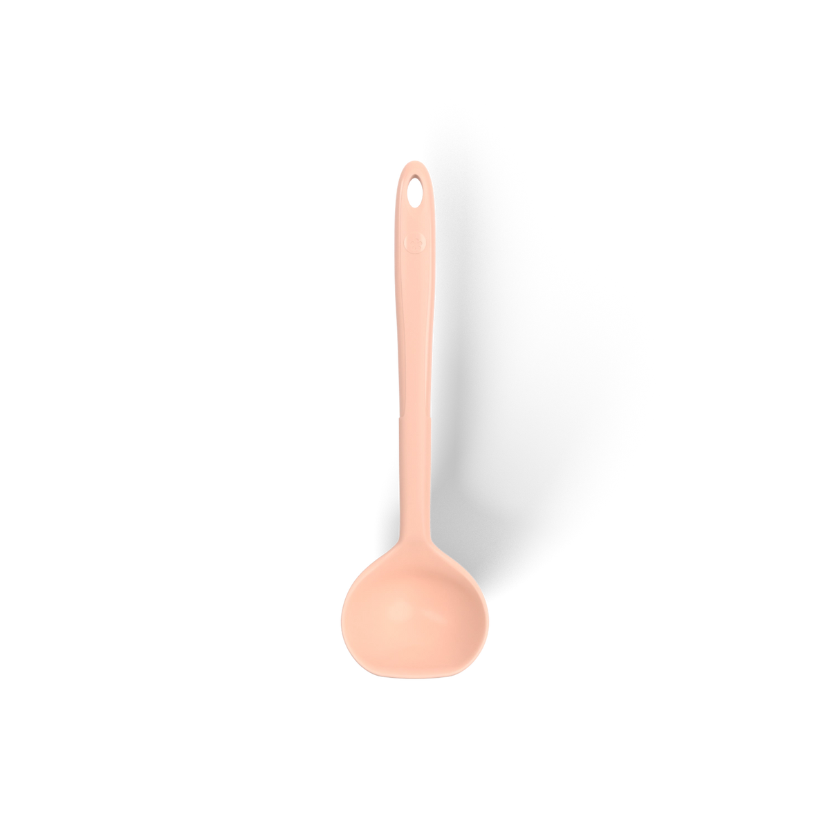 Eine Schöpfkelle der Firma Kochblume GmbH mit rosa Design und einer Öse im Stiel zum bequemen Aufhängen und Aufbewahren ist vor einem weißen Hintergrund zu sehen und von oben fotografiert.