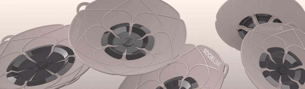 Fünf beige-schwarze, kreisförmige Objekte mit blütenblattartigen Mustern, die jeweils mit „KOROBLUME“ beschriftet sind, überlappen sich auf einem hellen Hintergrund.
