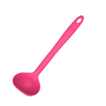 Eine leuchtend pinkfarbene Kunststoffschöpfkelle mit einem Loch am Ende des Stiels, abgebildet auf weißem Hintergrund.